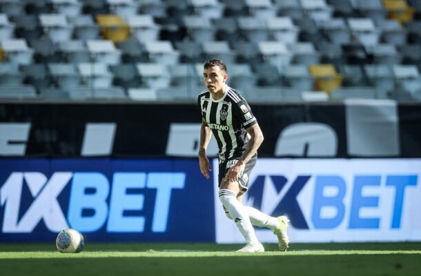 SARAVIA - O lateral teve muito mais uma função ofensiva que defensiva. Apareceu bem, foi regular e não comprometeu. Nota: 6.- Foto: Pedro Souza/Atlético