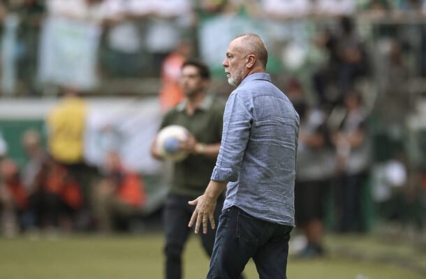 MANO MENEZES - Surpreendeu ao não colocar Paulo Henrique Ganso como titular, porém viu a equipe ficar bem postada em campo, tendo consistência para neutralizar o adversário e ficar com os pontos. Nota: 6,5. Foto: Marcelo Gonçalves/Fluminense