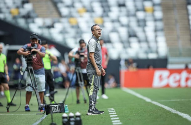 LUCAS GONÇALVES - Assumiu o time nesta semana e não fez alterações na equipe. Não mudou muita coisa, mas não comprometeu na atuação. Nota: 6. - Foto: Pedro Souza/Atlético