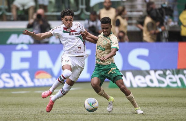 GABRIEL FUENTES - Uma boa opção ofensiva pela esquerda, ajudou na progressão ofensiva e mesmo com dificuldade para marcar Estevão, deu conta do recado. Nota: 6,0. Foto: Marcelo Gonçalves/Fluminense