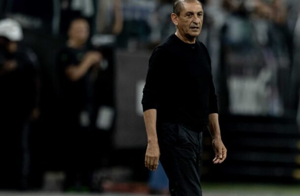 RAMÓN DÍAZ: Fez o time jogar bem na reta final e mostrou aos torcedores que 2025 poderá ser ainda melhor. Diante do Grêmio, viu o Timão fazer uma das melhores atuações do ano. NOTA: 7,5 Foto Rodrigo Coca/Agência Corinthians