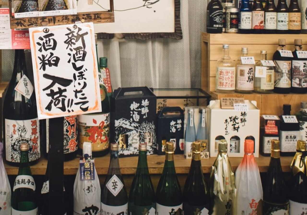 O saquê, por sua vez, pode ser encarado como um vinho tradicional japonês feito da fermentação do arroz. O processo envolve transformar o amido do arroz em açúcar, que é então fermentado.