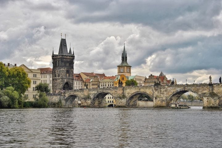 Famosa ponte de Praga tem escultura de santo que 