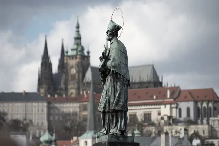 A estátua de São João Nepomuceno, vigário geral de Praga, é a mais famosa da ponte e ponto de peregrinação para fiéis.