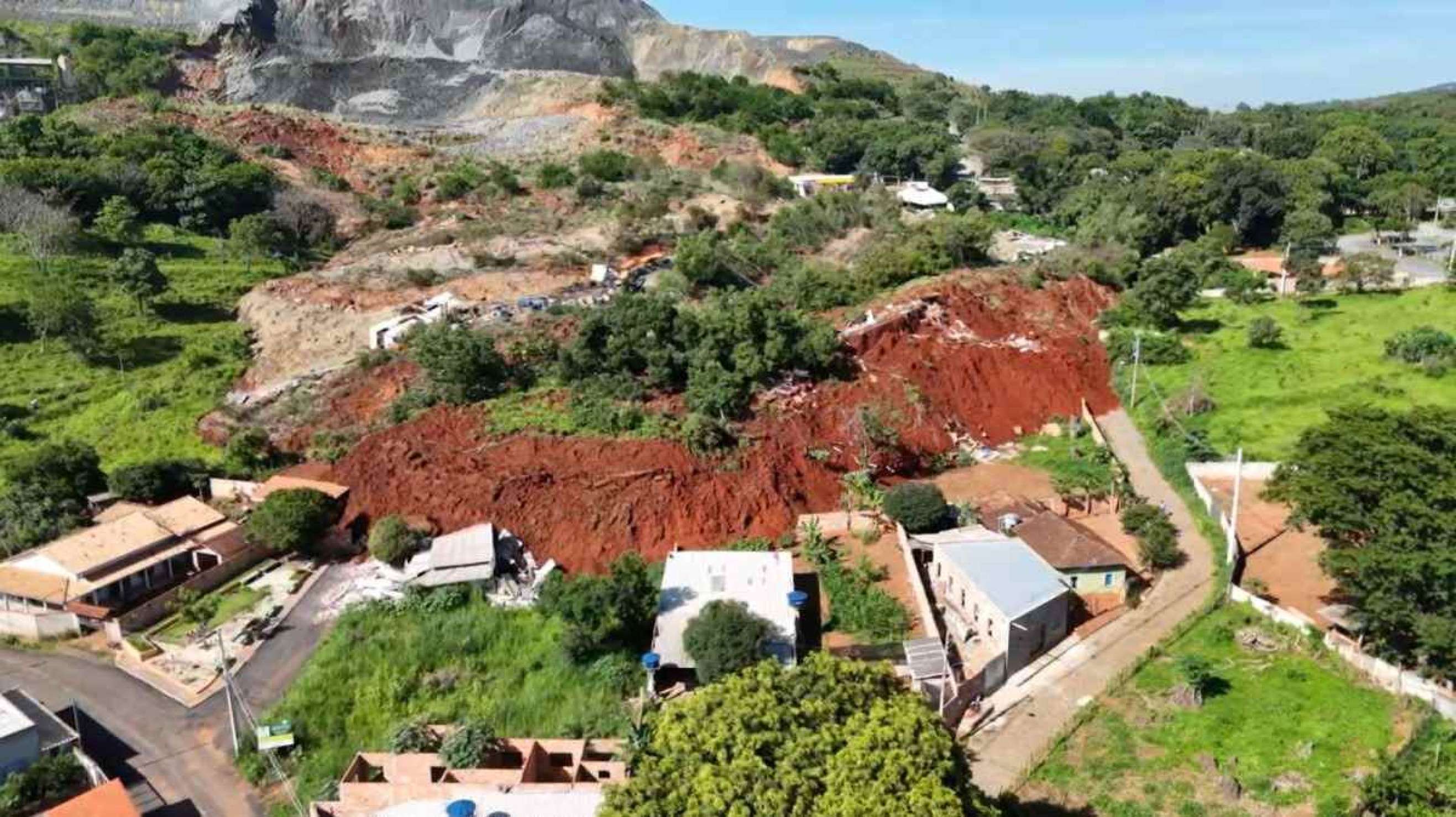 Pilha de rejeitos que desmoronou em MG soterrou casas; confira o vídeo