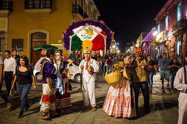 Oaxaca é uma cidade importante no México e uma das principais na cultura do Dia dos Mortos, celebrado no país entre o fim de outubro e o início de novembro, e que é quando as pessoas vão aos cemitérios prestar homenagens aos seus parentes e também quando 