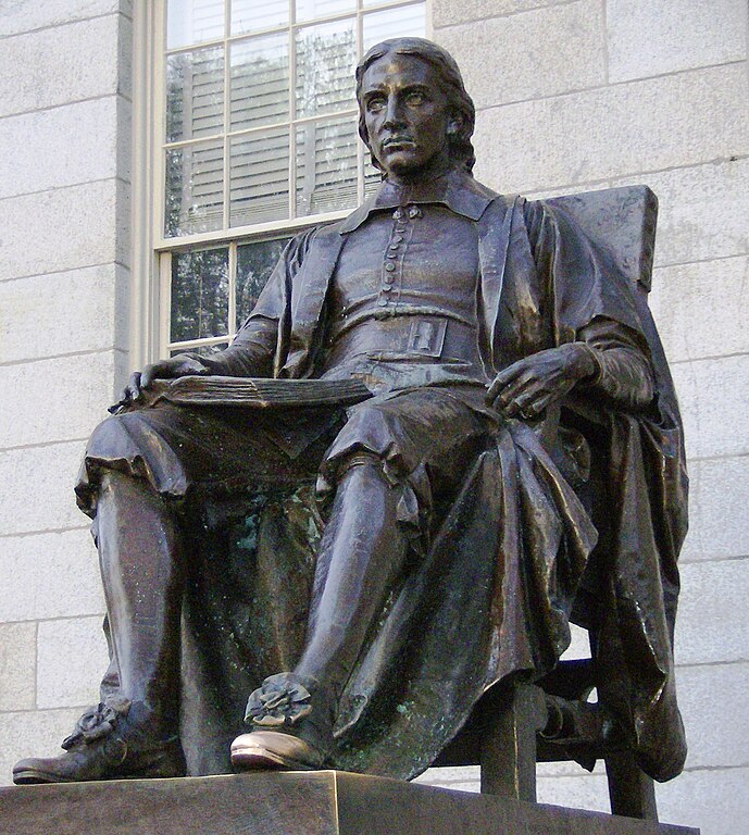 Estátua de John Harvard, Massachusetts (EUA): A Universidade de Harvard recebeu seu nome em homenagem a John Harvard, um pastor que fez uma doação significativa à instituição. Em tributo a ele, foi erguida uma estátua que estudantes e turistas tocam o dedo do pé esquerdo da estátua, acreditando que isso trará boa sorte.