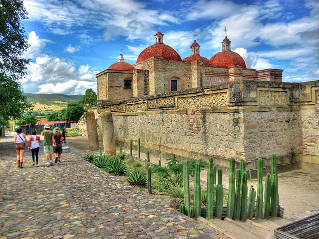 A base da construção zapoteca serviu, séculos depois, para a construção da igreja de São Paulo Apóstolo, já na era da dominação espanhola sobre o povo Asteca, entre 1519 e 1521