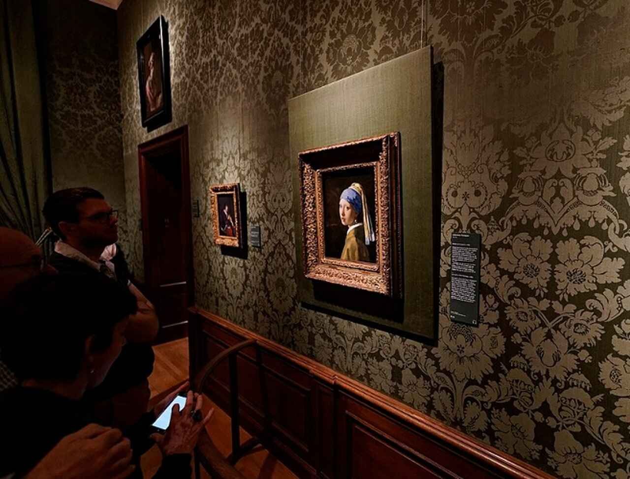 Os pesquisadores também compararam as reações emocionais ao ver a obra original em contraste com reproduções. Os resultados foram surpreendentes: a resposta emocional ao observar a obra genuína era dez vezes mais intensa.