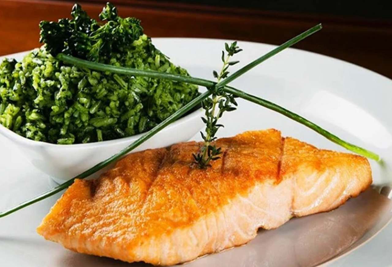  Salmão - Peixe típico de águas frias, é oriundo do Norte da  Europa, Ásia e América. Rico em proteínas e ômega-3, ajudando no bom funcionamento do cérebro, coração e sistema nervoso. Peixe valorizado, que tem textura e sabor suaves. Pode ser grelhado, assado, usado como recheio ou até consumido cru, em receitas japonesas. 100 gramas de salmão grelhado têm 243 calorias.