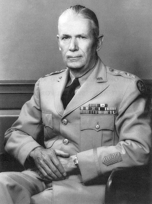 O General Brehon B. Somervell foi um oficial do Exército dos EUA conhecido por liderar grandes projetos logísticos durante a Segunda Guerra Mundial. Ele foi fundamental para a construção do Pentágono, concluído em tempo recorde sob sua supervisão em 1943. Somervell também chefiou o Army Service Forces, garantindo o suprimento eficiente para as tropas aliadas.