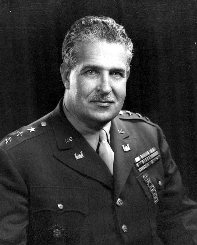 O Coronel Leslie Groves foi o oficial do Exército dos EUA que dirigiu o Projeto Manhattan, responsável pelo desenvolvimento da bomba atômica durante a Segunda Guerra Mundial. Antes disso, supervisionou a construção do Pentágono. Sua liderança estratégica e visão logística foram cruciais para o sucesso desses marcos históricos.