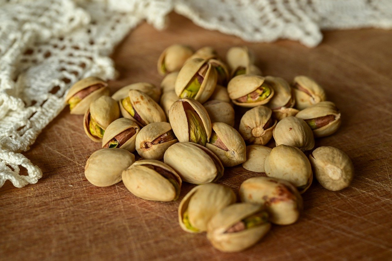 Pistache - Pistache - Fruto de uma das mais antigas Ã¡rvores do mundo, originÃ¡ria da Ãsia e do Oriente MÃ©dio. Esse tipo de noz se espalhou pelo mundo, sendo ingrediente de guloseimas (sorvetes, chocolates, etc), e lanches versÃ¡teis. Rico em fibras, proteÃ­nas, minerais e vitamina E, tem antioxidantes que melhoram o fluxo sanguÃ­neo e a funÃ§Ã£o erÃ©til. Controla o aÃ§Ãºcar no sangue. Usado em dietas, pois provoca saciedade e nÃ£o Ã© muito calÃ³rico.  Dez pistaches tÃªm 39 calorias. 