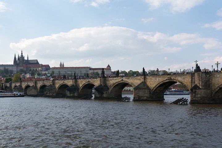 Entre os momentos mais marcantes, destaca-se a Guerra dos Trinta Anos (1618-1648), quando a ponte serviu como palco de combates sangrentos. Uma das torres da ponte, inclusive, foi utilizada para exibir as cabeças de 12 líderes revolucionários por um período de 10 anos após a guerra.