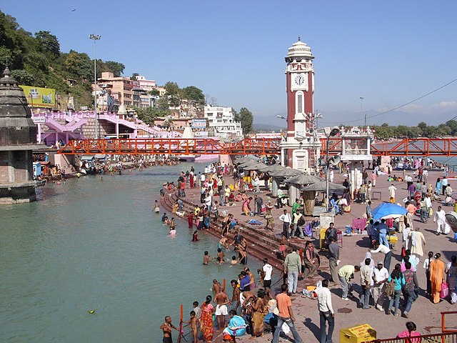  Outra peculiaridade do  Ganges que o torna poluído é a questão mística e religiosa que envolve esse rio. Tradicionalmente, indianos praticantes do Hinduísmo - que consideram o Ganges sagrado - cremam os corpos dos mortos em balsas e jogam nas águas para uma suposta reencarnação. Eles fazem o mesmo com as vacas, animais cultuados no país.