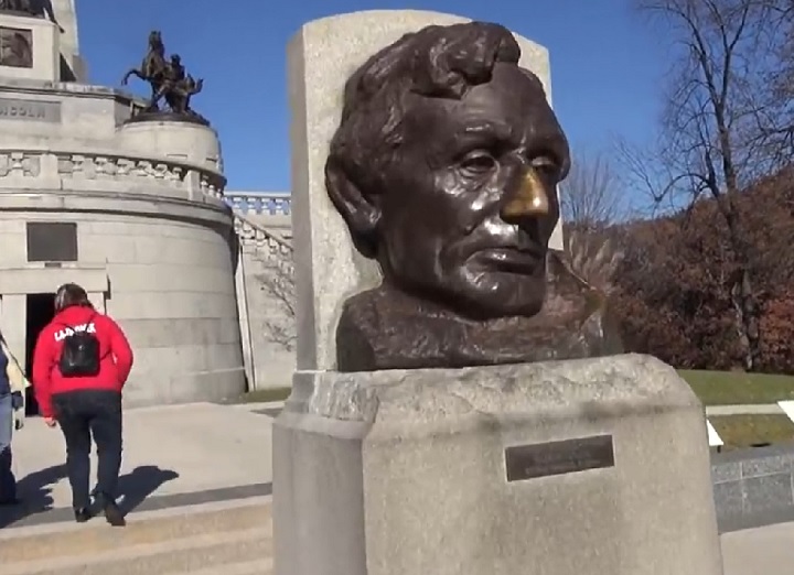 Túmulo de Lincoln, Springfield (EUA): Abraham Lincoln é amplamente reconhecido nos Estados Unidos por sua liderança durante a Guerra Civil e por abolir a escravidão. Seu túmulo, com uma cabeça do ex-presidente de bronze, tem visitantes que frequentemente tocam o nariz na esperança de atrair boa sorte.