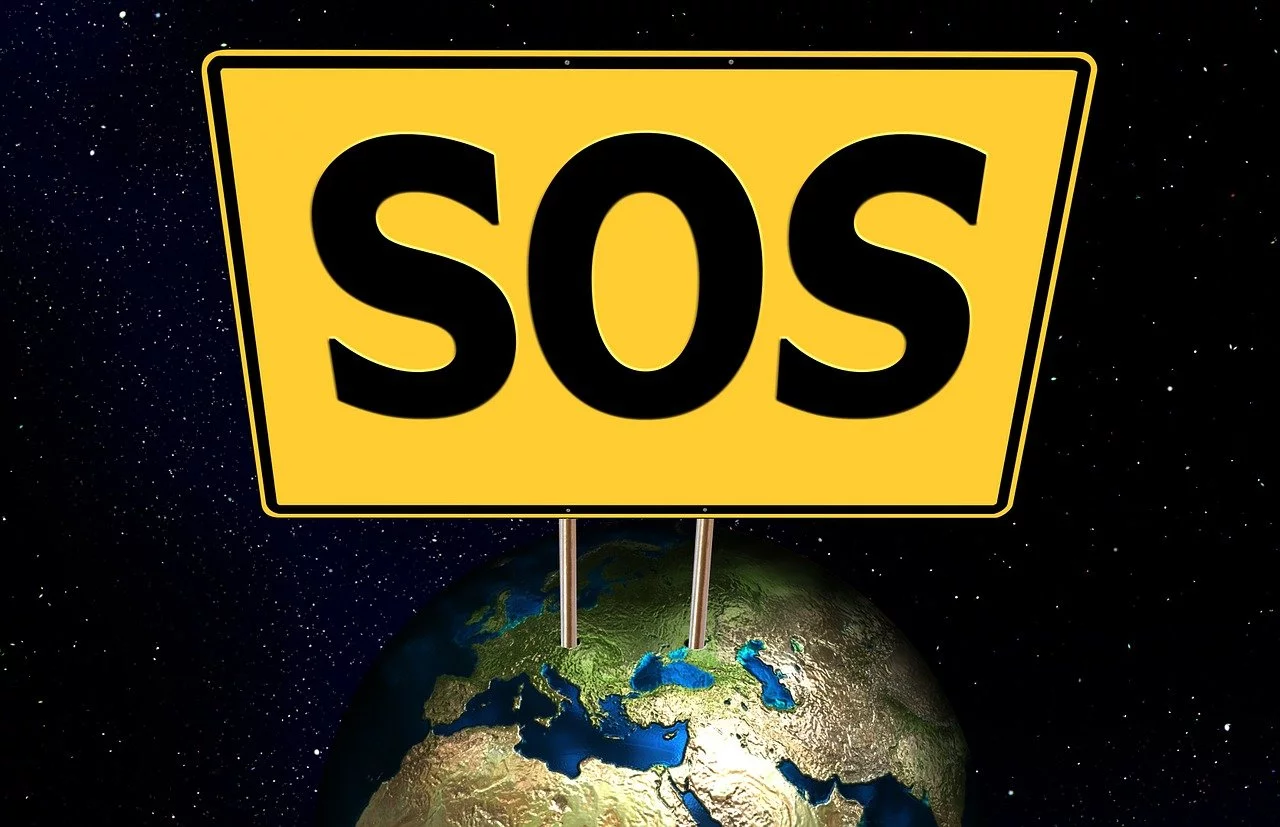 O SOS (às vezes grafado com pontos - S.O.S) é um símbolo conhecido no mundo inteiro, com a facilidade de ser um ambigrama, visto da mesma forma se estiver de cabeça para baixo ou de trás para frente. Tem sido usado largamente para pedidos de socorro , inclusive, por pessoas comuns, pela facilidade de entendimento da expressão. 