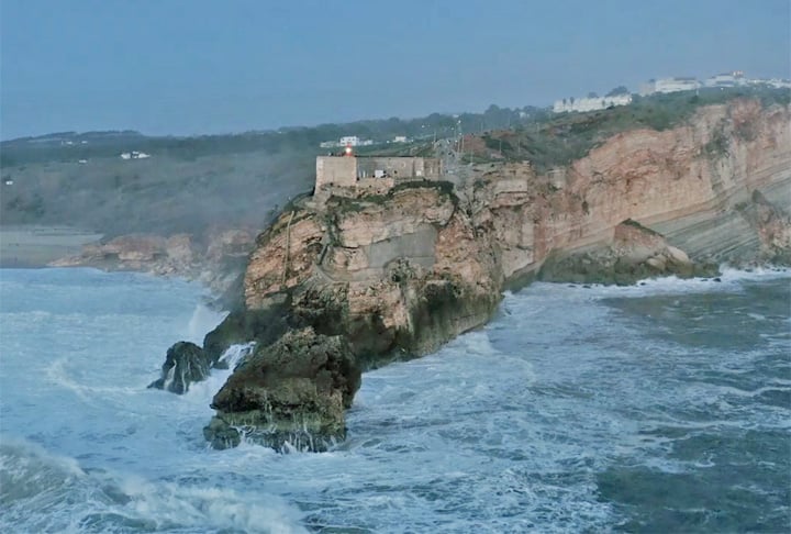 Conhecida por suas belas praias e falésias dramáticas, Nazaré é um destino turístico popular tanto para os portugueses quanto para os visitantes internacionais.