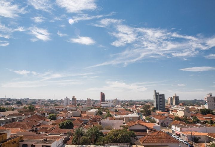 6º) Barretos, São Paulo: Localizada no interior do estado de São Paulo, Barretos foi fundada em 1854 e é conhecida principalmente por ser a sede da Festa do Peão de Boiadeiro de Barretos, o maior rodeio da América Latina.