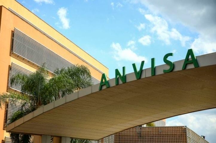 Em outubro, a Anvisa determinou a proibição da manipulação, venda, publicidade e aplicação desses implantes para tais fins após relatos de associações médicas documentarem centenas de complicações decorrentes desse uso.