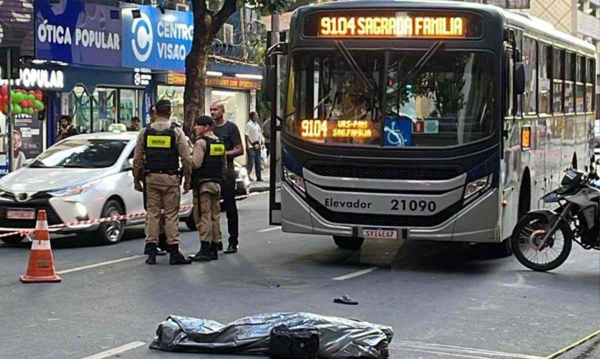 Acidente interditou o trânsito na Rua dos Tamoios na tarde desta segunda-feira (9) -  (crédito: Pedro Ferreira/EM)