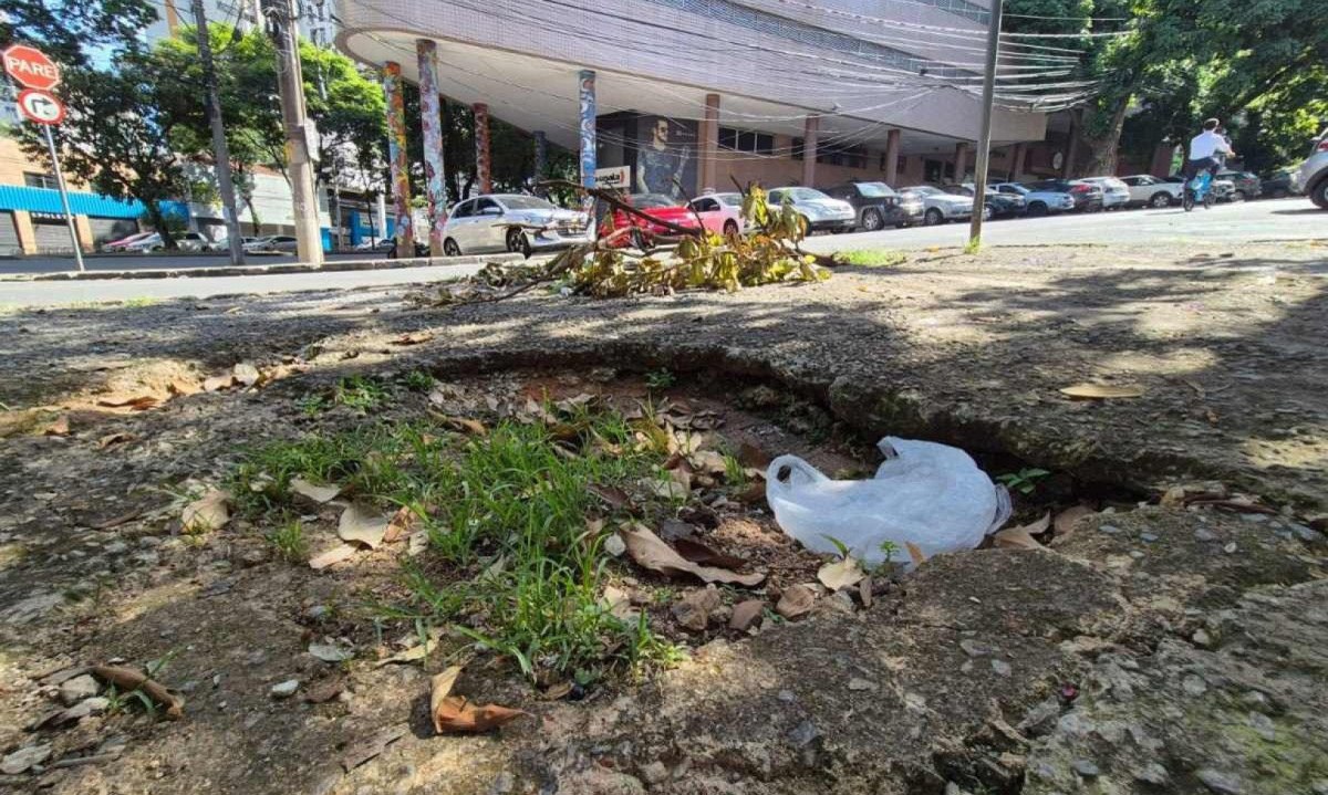 Buraco na esquina da Rua Professor Morais com Avenida Getúlio Vargas, em Belo Horizonte -  (crédito: Jair Amaral/EM/DA Press)