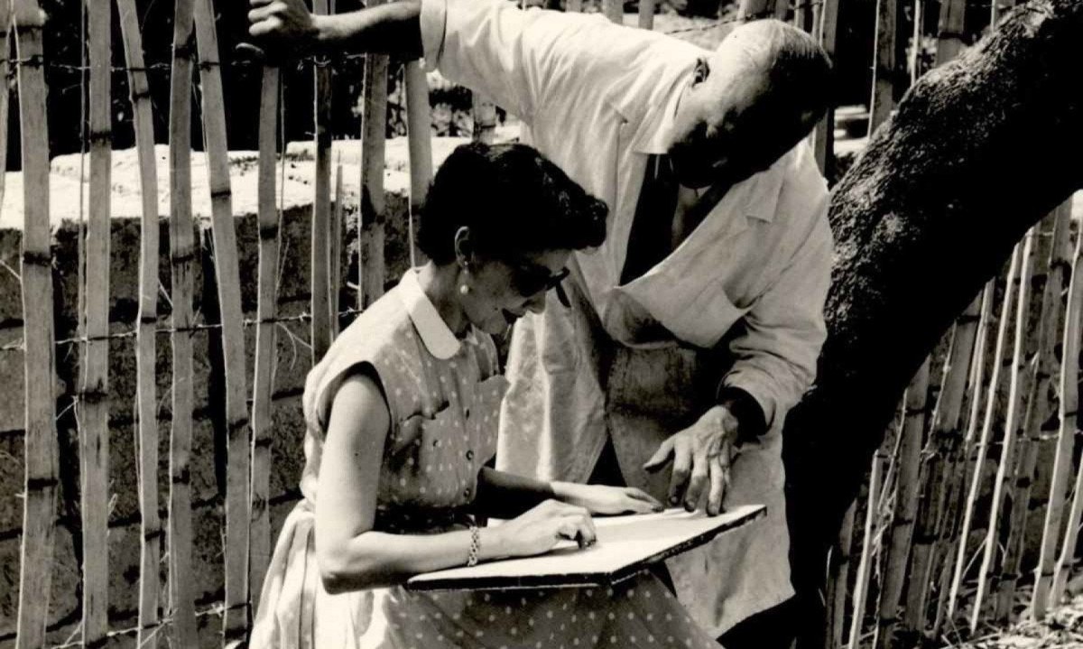 Alberto da Veiga Guignard ensina aluna durante aula no Parque Municipal de BH, em 1960 -  (crédito: Eugenio Silva/O Cruzeiro/Arquivo EM/D.A Press )