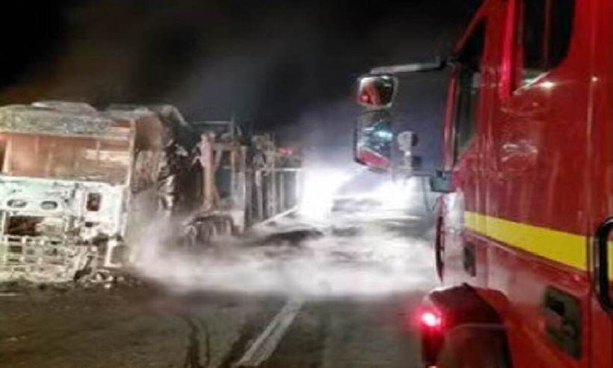 Bombeiros gastaram quatro mil litros de água para controlar fogo em carreta -  (crédito: CBMMG)