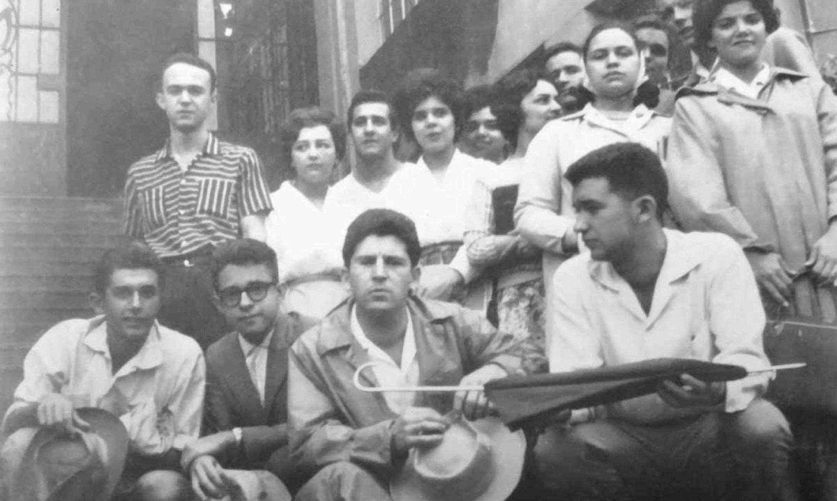 Foto da despedida da turma do 3º clássico do Colégio Marconi, na escadaria do colégio, em 7 de dezembro de 1960. Luiz Vilela, agachado, é o segundo da esquerda para a direita
 -  (crédito: Acervo pessoal)