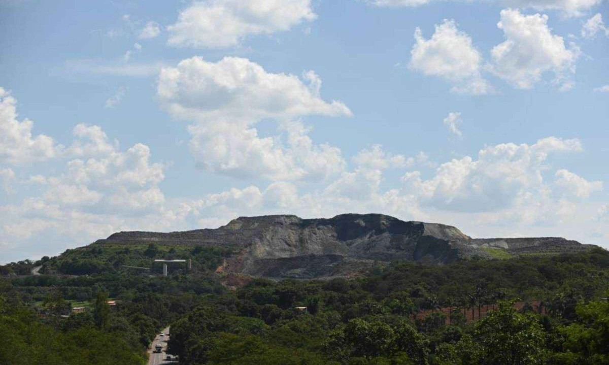 Mina Turmalina, em Conceição do Pará, onde uma pilha de rejeitos desmoronou e soterrou sete imóveis -  (crédito: Leandro Couri/EM/D.A Press)