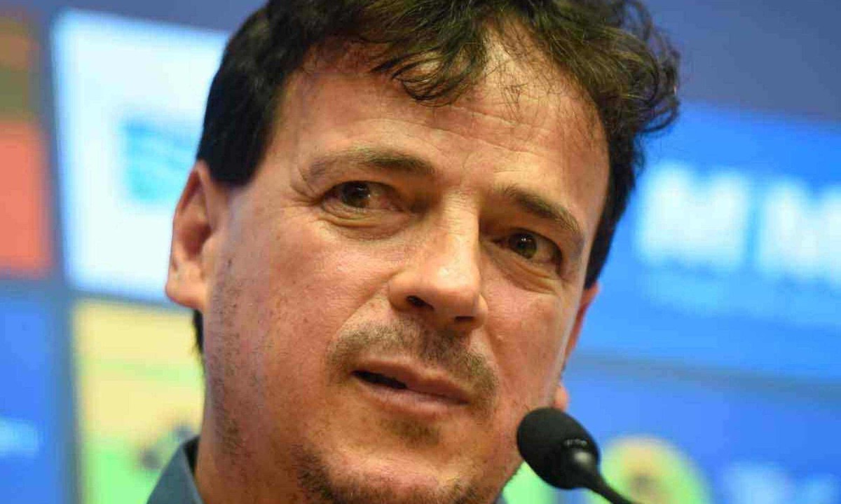 Mesmo perdendo a vaga para a Libertadores 2025, o técnico Fernando Diniz permanecerá no comando do Cruzeiro até o ano que vem -  (crédito: Gladyston Rodrigues/EM/D.A Press)