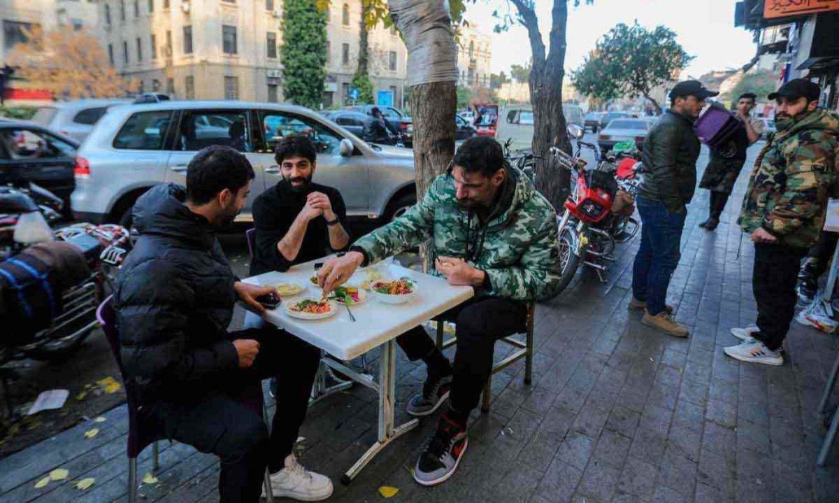 Em Damasco, capital da Síria, pessoas retoma ritmo de vida normal após rebeldes tomarem o poder -  (crédito: Bakr Alkasem/AFP)