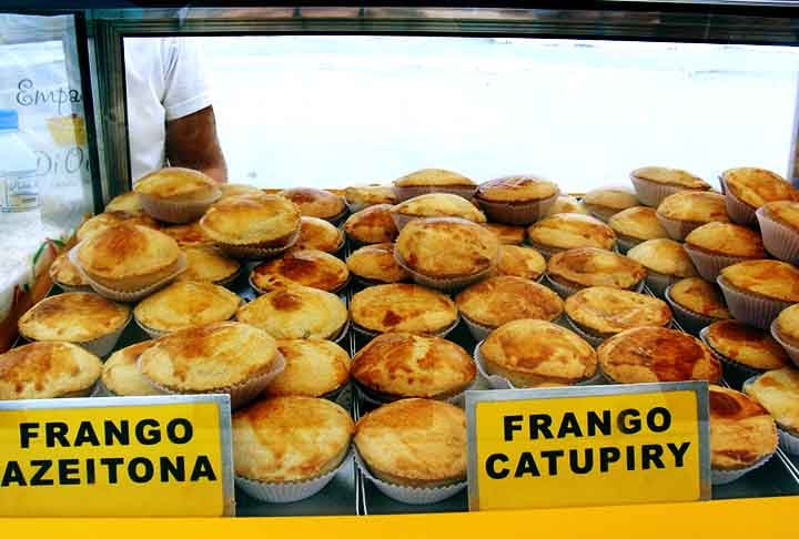 Os recheios mais tradicionais são os de frango, palmito e camarão, mas já se pode encontrar empadas de queijo, carne, calabresa e tantos outros. 