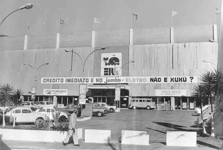 Nos anos 70, a empresa ingressou no setor de supermercados. Em 1971, abriu um hipermercado no bairro da Água Branca, na capital paulista, mas pouco tempo depois viveu dificuldades financeiras e vendeu as operações ao Grupo Pão de Açúcar. 