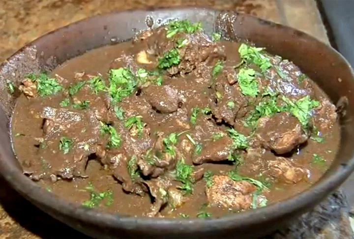 A culinária piauiense é conhecida pelos temperos com base em pimenta de cheiro, coentro  e cheiro verde. O principal prato típico é galinha à cabidela (ou galinha caipira), cozida com molho de especiarias e acréscimo de um pouco de sangue de galinha. 