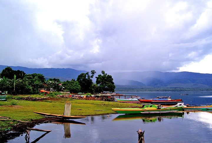 8º - LAGO MATANO - Fica no sul da província de Salawesi, na Indonésia, com dimensão de 164 km² e profundidade de 590 metros. É conhecido pela pureza de suas águas. Se encontra em uma área de preservação natural devido à sua rica vegetação 