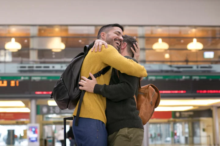 Nova Zelândia limita tempo de abraços em aeroporto - freepik 