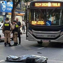 Mulher morre atropelada por ônibus no Centro de BH - Pedro Ferreira/EM