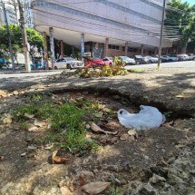 Atenção: proibido andar nas calçadas - Jair Amaral/EM/DA Press