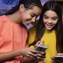 Celular é vício entre jovens e compromete aprendizagem - Freepik