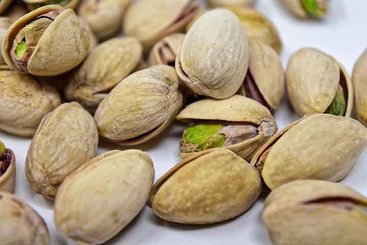 Na Rússia, por outro lado, os pistaches são apreciados como um snack popular para acompanhar a cerveja durante os meses quentes de verão. Na França, os pistaches são servidos como aperitivo, antes das refeições para estimular o apetite.