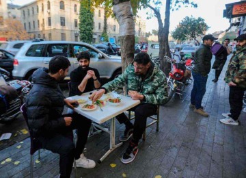 Em Damasco, capital da Síria, pessoas retoma ritmo de vida normal após rebeldes tomarem o poder -  (crédito: Bakr Alkasem/AFP)