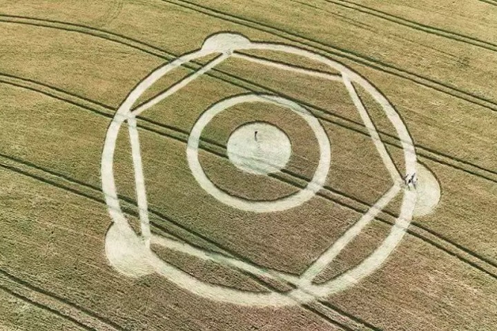 O agroglifo surgiu em um campo de trigo. À tarde, uma equipe de especialistas visitou o local com o intuito de analisar a marca misteriosa.