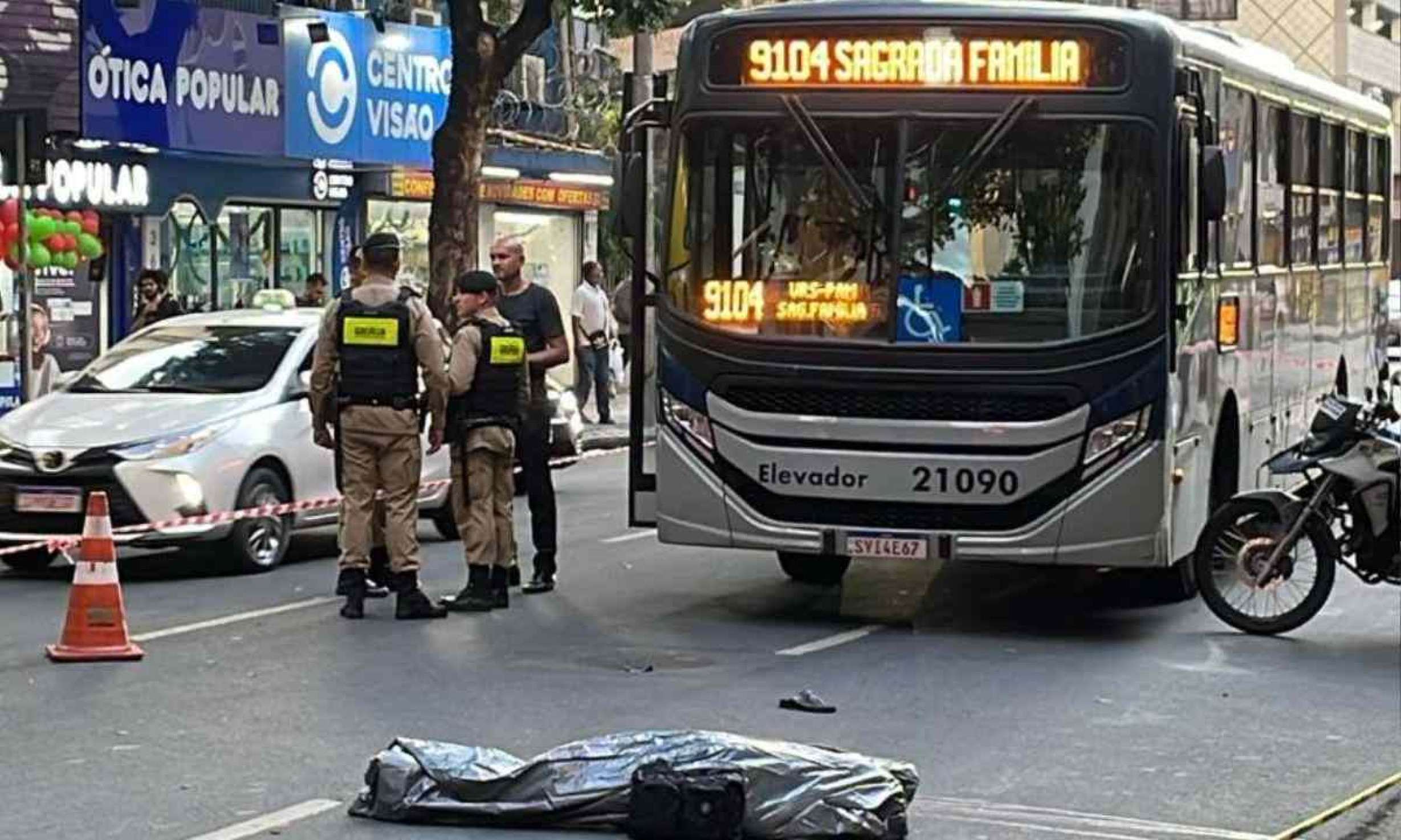 Mulher morre atropelada por ônibus no Centro de BH