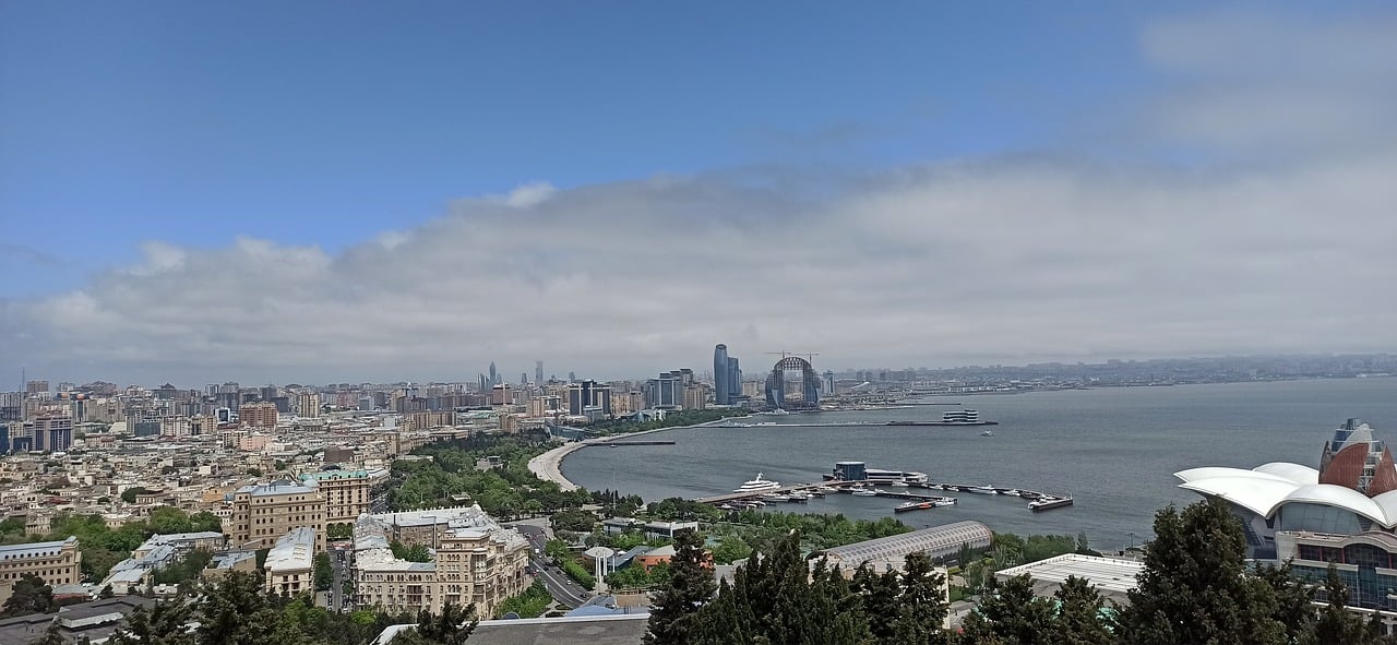 O Mar Cáspio recebe cruzeiros que realizam percursos de algumas horas ou até dias. A capital do Azerbaijão, Baku(foto), é a cidade com maior contato com o Mar Cáspio. Por isso, é o ponto preferencial para a partida dos barcos. O espaço é rico em petróleo, gás natural e peixe esturjão (que produz o caviar). 