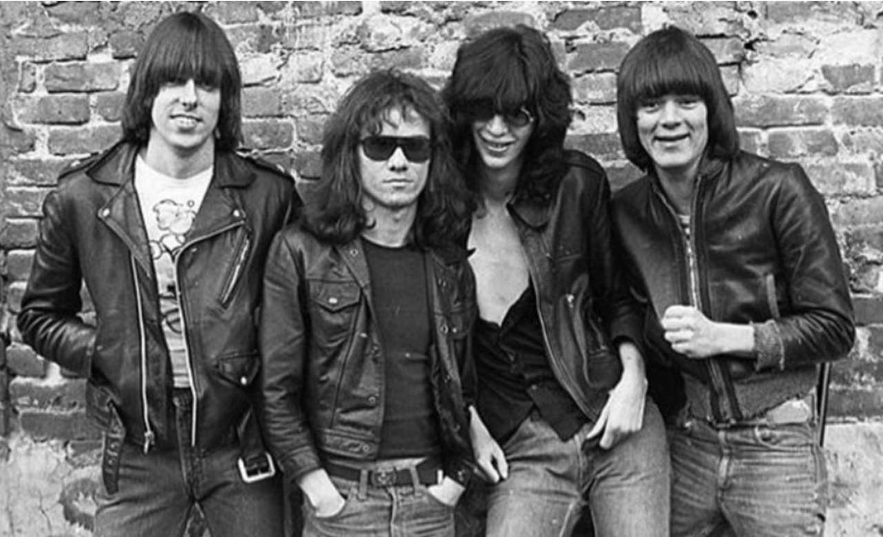 Os Ramones surgiram em 1976 e é o grande nome do punk rock americano. Como foram precursores no gênero, suas músicas influenciaram diretamente diversas bandas que surgiram depois. 