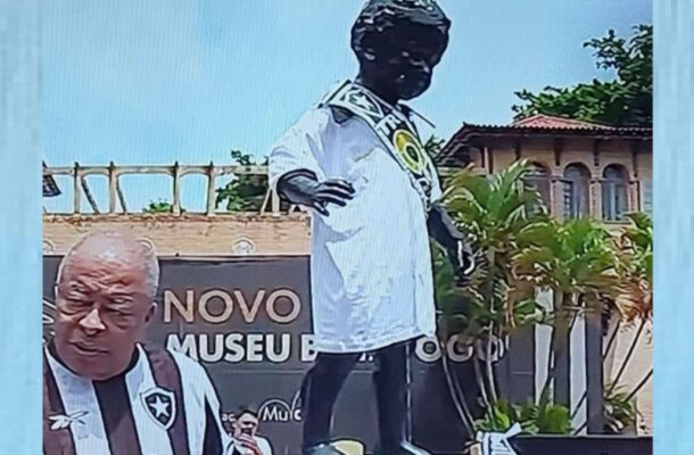 Jairzinho veste o Manequinho. Tradição é tradição no Botafogo!