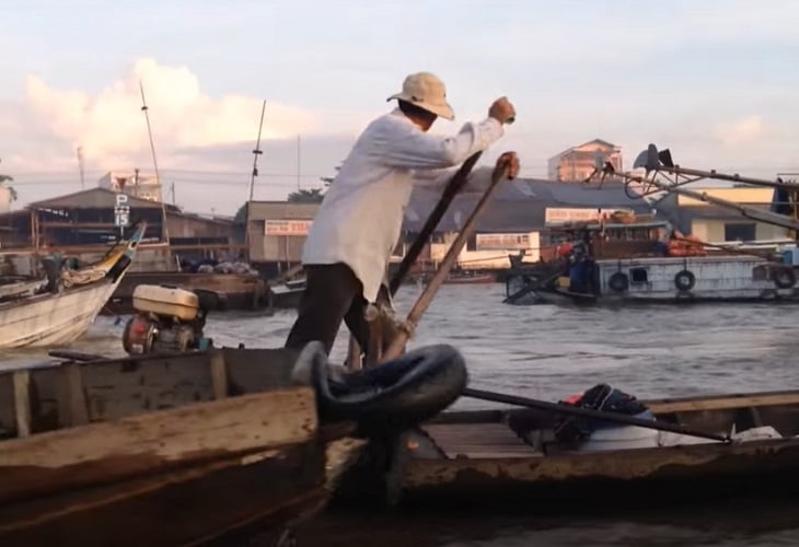 No entanto, o principal atrativo do Delta do Mekong é, sem dúvida... o próprio rio! O turismo na região conta com uma variedade de experiências, como passeios de barco pelos canais do Mekong, visitas aos mercados flutuantes e excursões pelas ilhas que pontilham o delta.