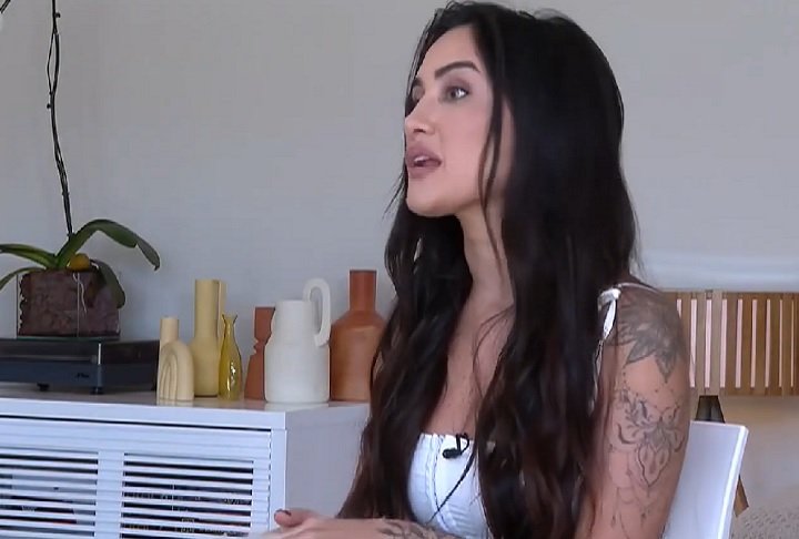 A condição levou a artista de 30 anos a cancelar seus compromissos profissionais para focar no tratamento. 