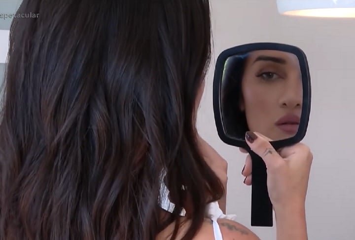 “Descobri a paralisia de Bell faz uma semana, e os médicos acreditam ser devido à ansiedade e estresse, isso faz com que a imunidade caia, dando abertura para que a paralisia tome conta”, explicou aos seguidores.